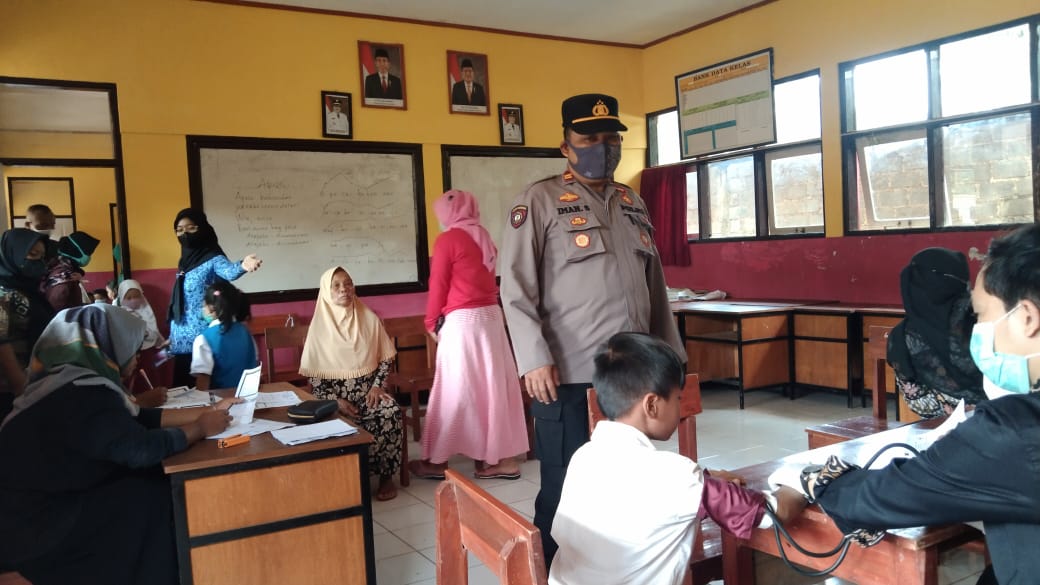 Polsek Kalipucang Polres Ciamis Monitoring Pelaksanaan Vaksinasi Anak Usia 6-11 Tahun Secara Door To Door