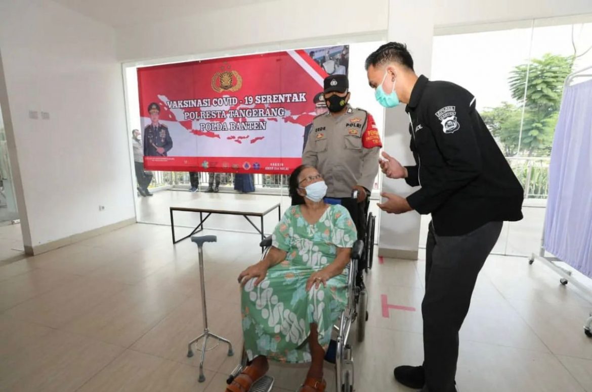 Gunakan Kursi Roda, Seorang Lansia di Panongan Semangat di Vaksin Tim Dokkes Polresta Tangerang