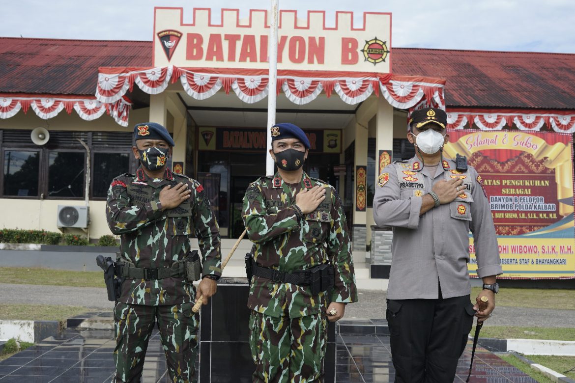 Komndan Satuan Brimob Polda Kalbar Memimpin Langsung Upacara Pengukuhan Dayon B Pelapor di Mako Batalyon B Singkawang