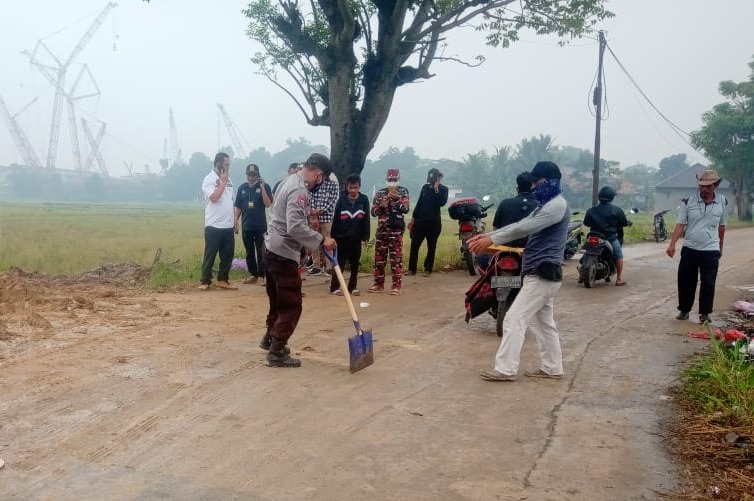 Jalanan Licin, Bhabinkamtibmas Polsek Balaraja Polresta Tangerang Gerak Cepat Bersihkan Jalan