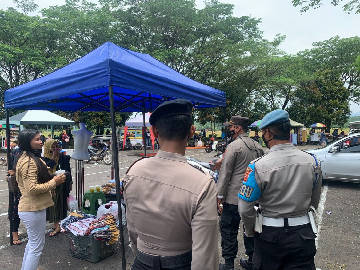 Sejumlah Personel Satuan Pungsi Polres Ciamis Laksanakan Pemantauan Kegiatan Kerumunan Masyarakat di Terminal dan Venue BMX Ciamis