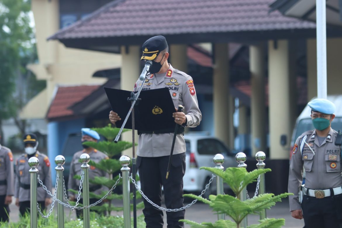 Kapolres Kubu Raya AKBP Jerrold H.Y Kumontoy, S.I.k Pimpin Serah Terima Jabatan Kabag SDM