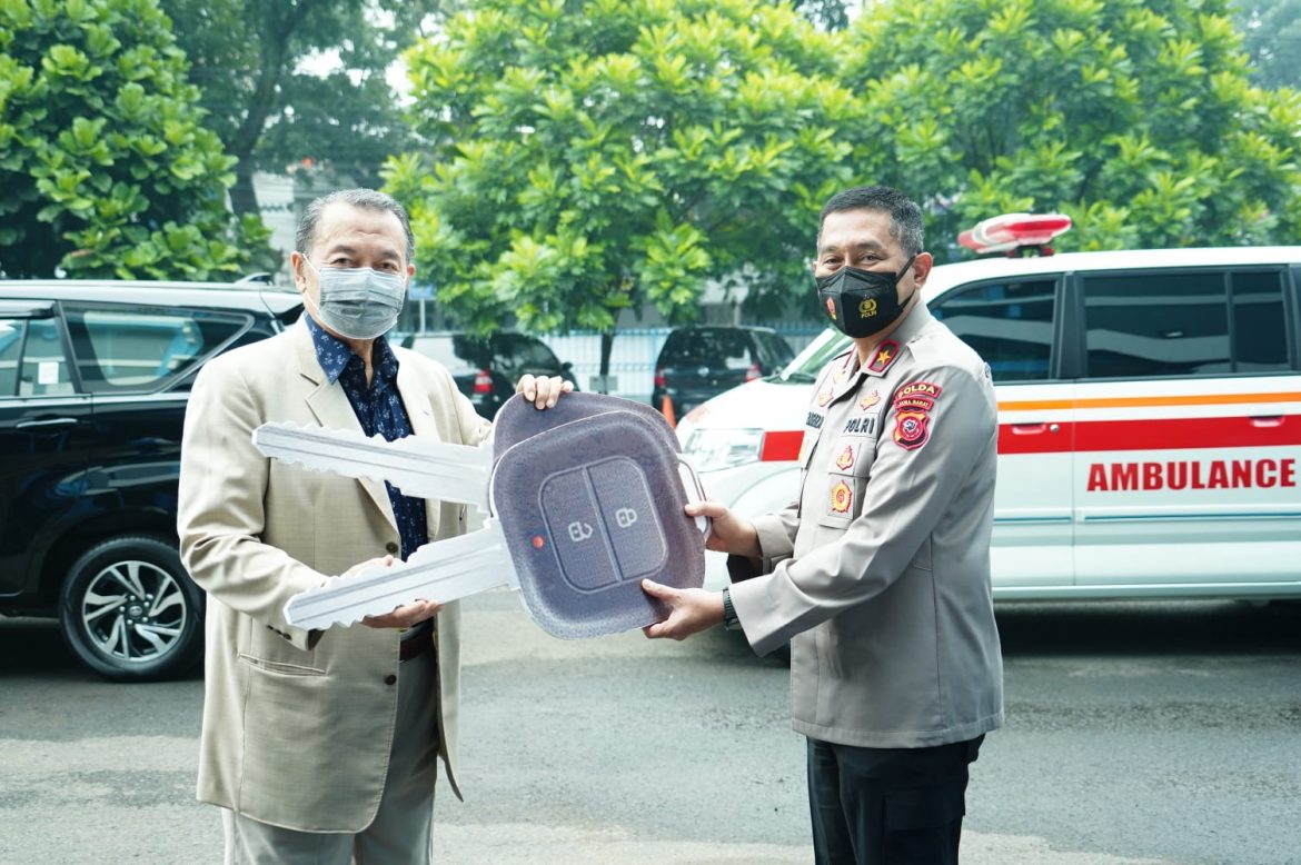 Polda Jabar Serahkan Kendaraan Hibah Kepada Pengurus Universitas Langlangbuana