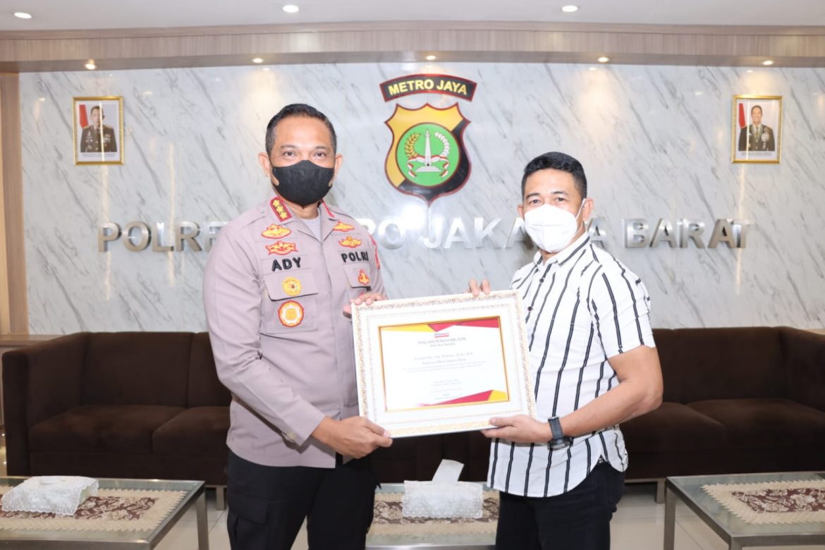Alfamart Memberikan Penghargaan Kepada Polres Metro Jakarta Barat Atas Kerjasama Dan Pengungkapan Berbagai Kasus Yang Berhasil Diungkap Di Beberapa Wilayah Di Jakarta barat