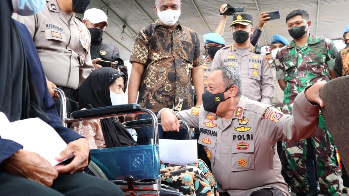 Tinjau Vaksinasi, Kapolda Jabar Ajak Warga Disiplin Prokes