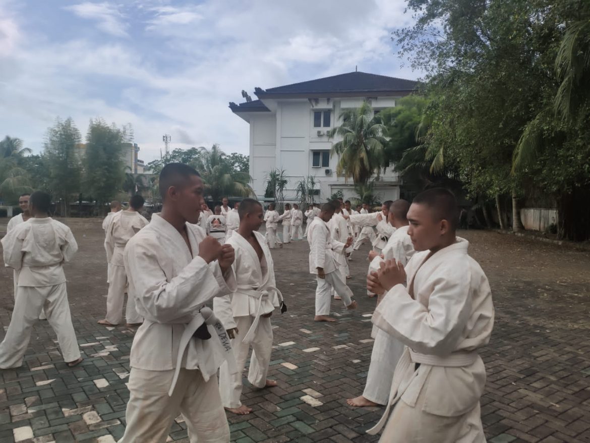 Asah Kemampuan Personel Dit Samapta Polda Kalbar Latihan Beladiri Tarung Derajat