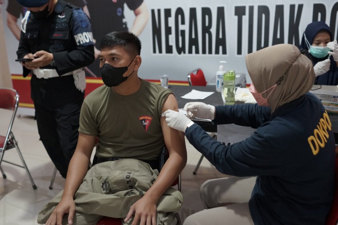 Satbrimob Polda Kalimantan Barat Kembali Mengelar Pemberian Vaksin Dosis Ketiga ( Booster ) Kepada Seluruh para Personelnya