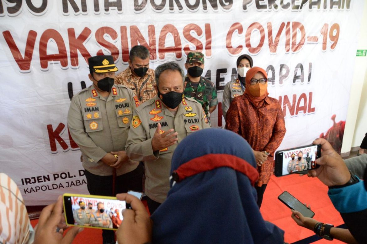 Kunjungan Kapolda Jabar Dalam Rangka Pemantauan Vaksinasi Covid 19 di Babakan Madang