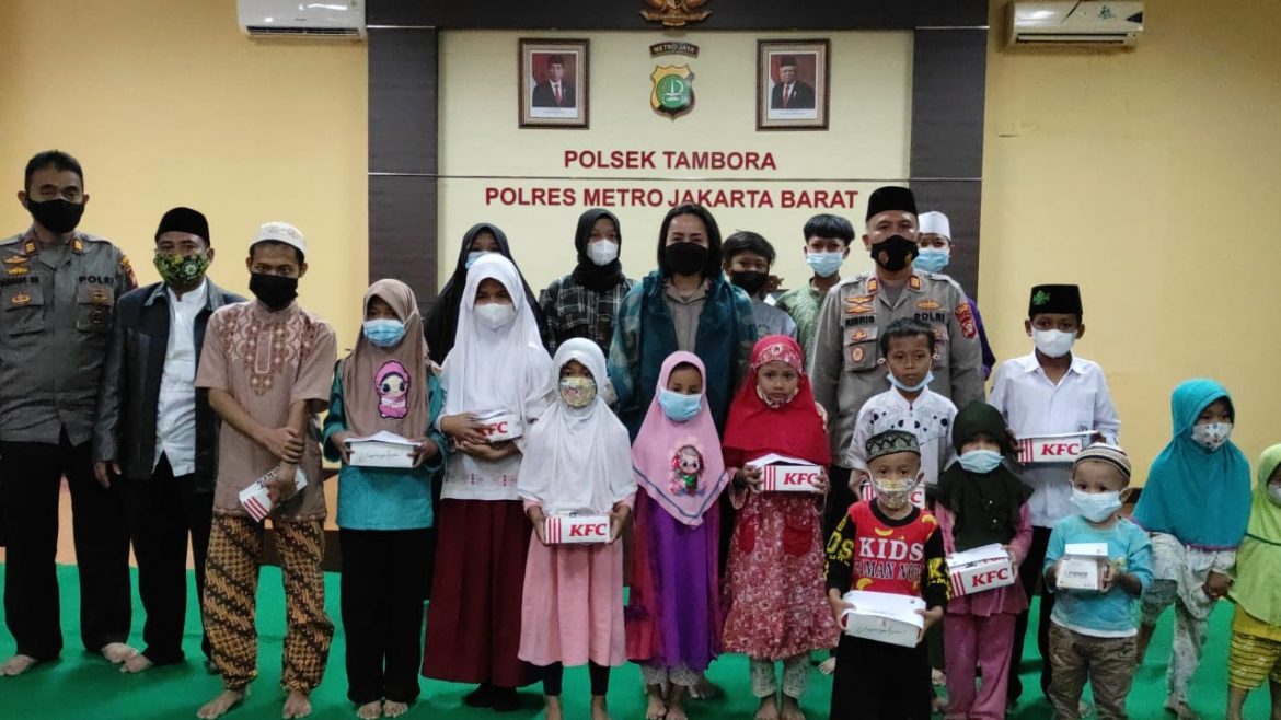 Hari Pertama Menjabat Sebagai Kapolsek Tambora, Kompol Rosana Albertina Labobar Menggelar Kegiatan Santunan Dan Doa Bersama Para Anak Yatim Piatu