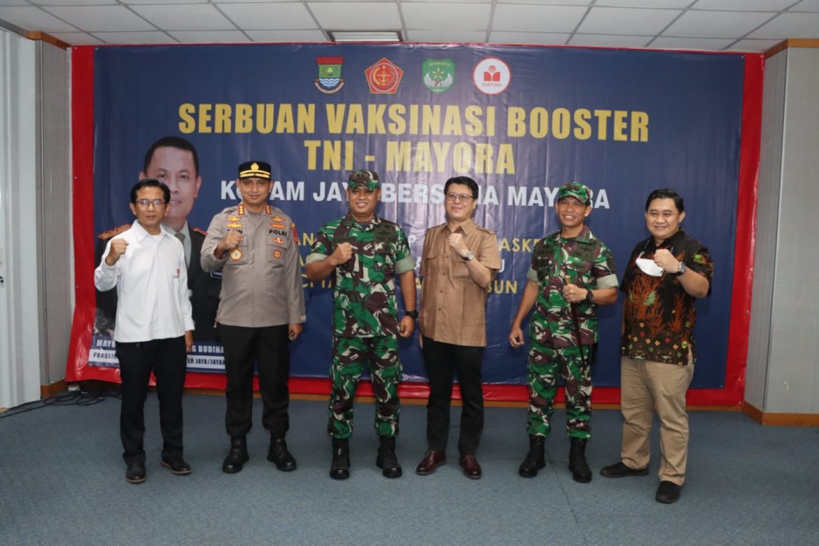 Dukung Percepatan Herd Immunity Nasional Wakapolda Banten Didampingi Kapolresta Tangerang Cek Pelaksanaan Vaksinasi di Citra Raya