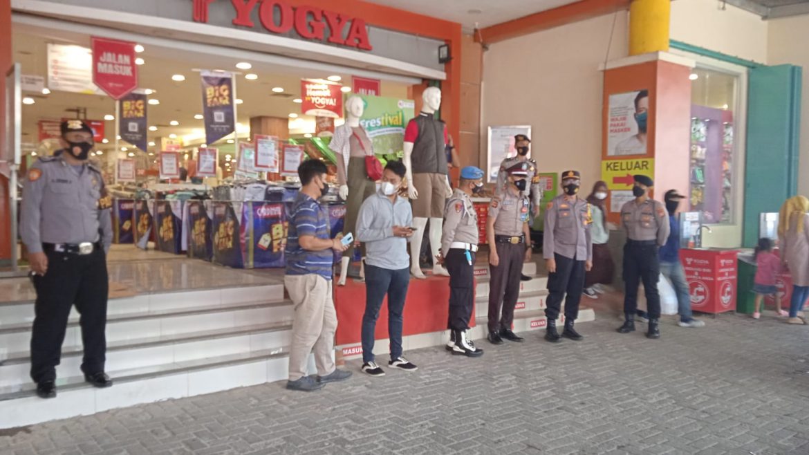 Polres Ciamis Melaksanakan Memantau Kegiatan Kerumunan Masyarakat  di Kawasan Terminal CIamis