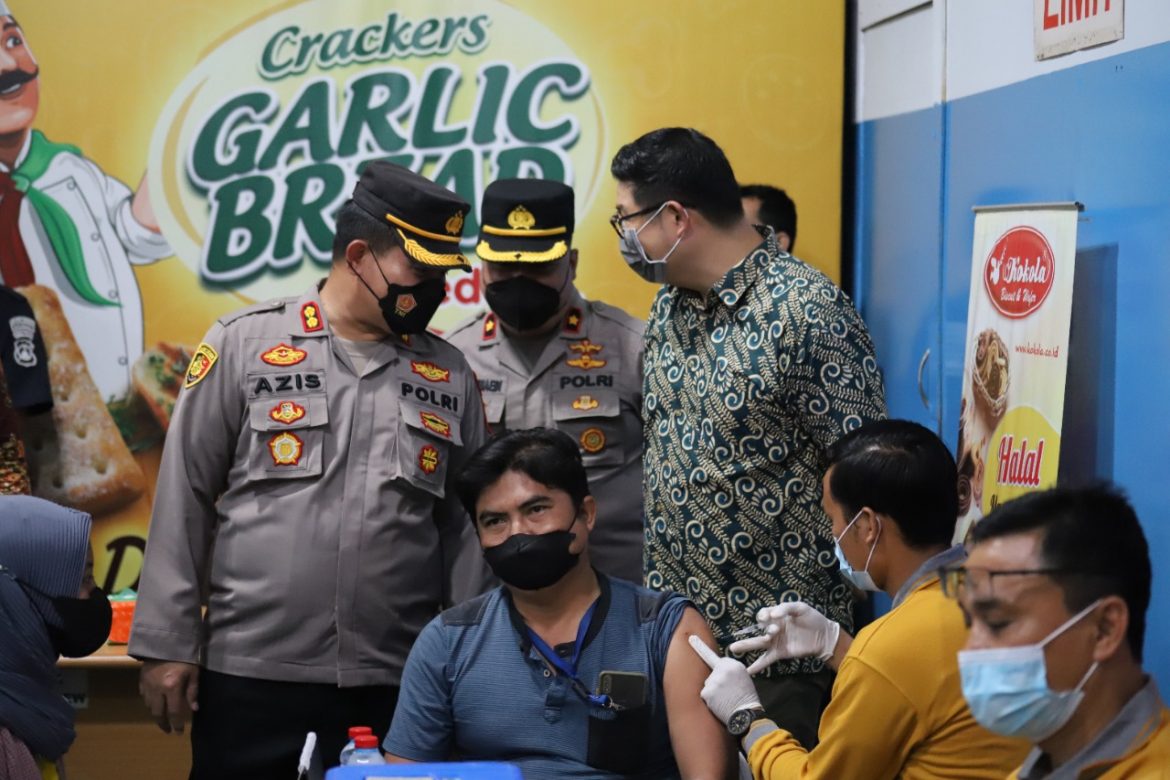 Kapolres Gresik Tinjau Vaksinasi Booster Pekerja di Perusahaan