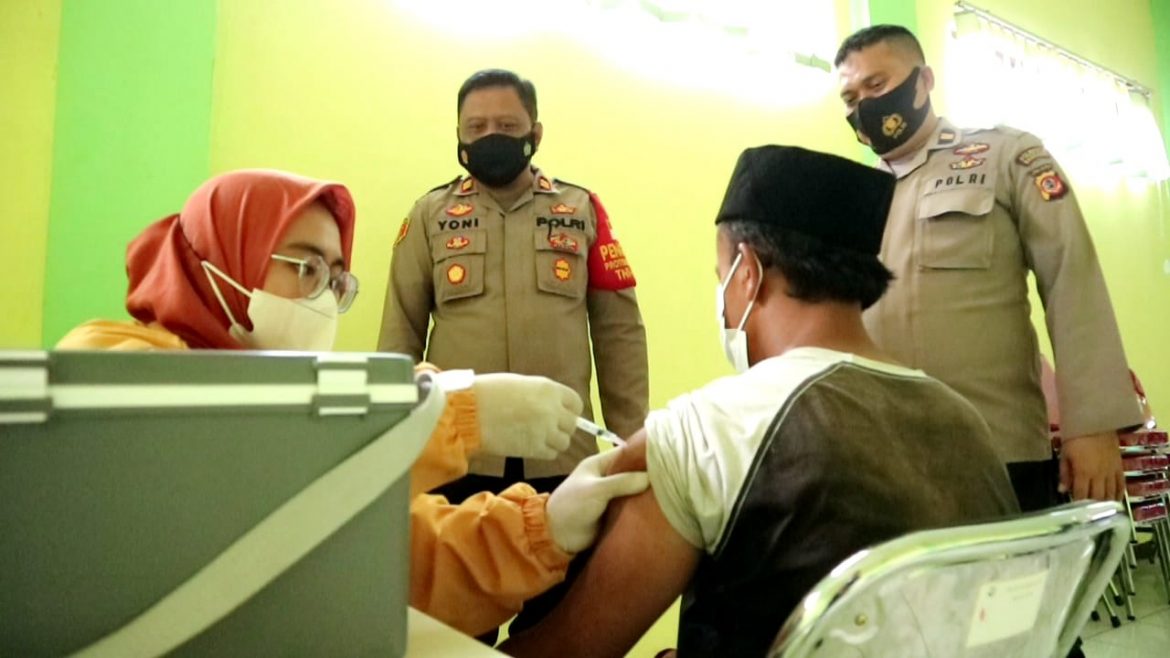 Tak Ada Kata Libur, Vaksinasi Terus Digelar Polisi