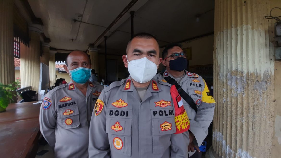 Polsek Palmerah Jakarta Barat Menggelar Vaksinasi Covid-19 Di Gedung Peninggalan Jaman Belanda Yang Masih Berada Di Lingkungan Mapolsek