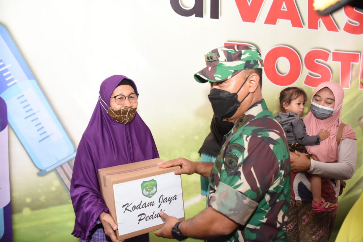 Pangdam Jaya Tinjau Pelaksanaan Vaksinasi di Pasar Agung Depok