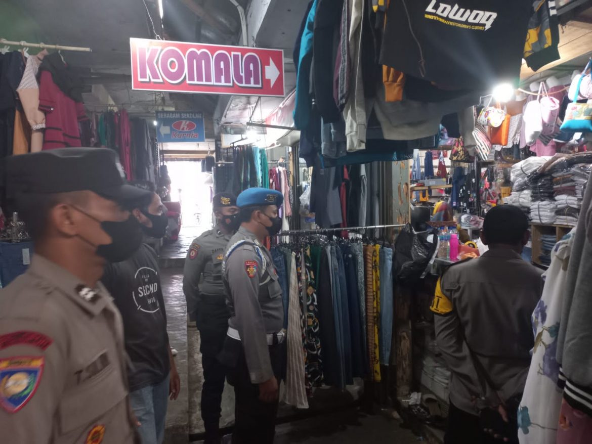 Sejumlah Personel Gabungan Satuan Pungsi Polres Ciamis Lakukan Pemantauan Kegiatan Kerumunan Masyarakat di Terminal Pasar Amis