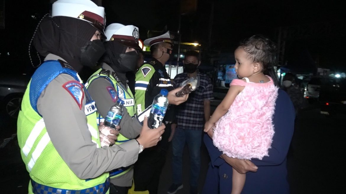 Sat Lantas Polres Bogor Membagikan Minuman dan Makanan Kepada Masyarakat Yang Terjebak Kemacetan
