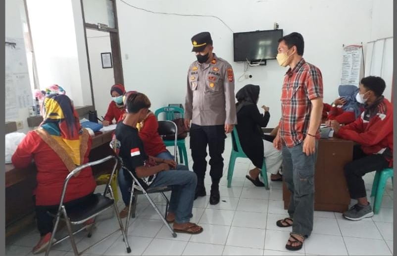 Kapolsek Panjalu Polres Ciamis Bersama Camat Monitoring Vaksinasi Sebanyak 7 Desa di Dua Kecamatan Gelar Gerai Vaksinasi Serentak