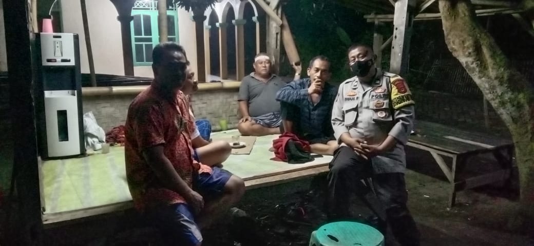Ciptakan Situasi Aman Ronda Keliling, Bhabinkamtibmas Polsek Balaraja Polresta Tangerang Sambangi Poskamling