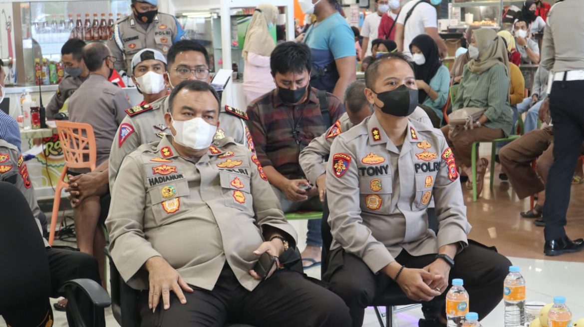 Kapolres Ciamis Bersama Dir Tahti Polda Jabar Didampingi Kapolsek Ciamis Tinjau Pelaksanaan Vaksinasi di Kota Kabupaten Ciamis