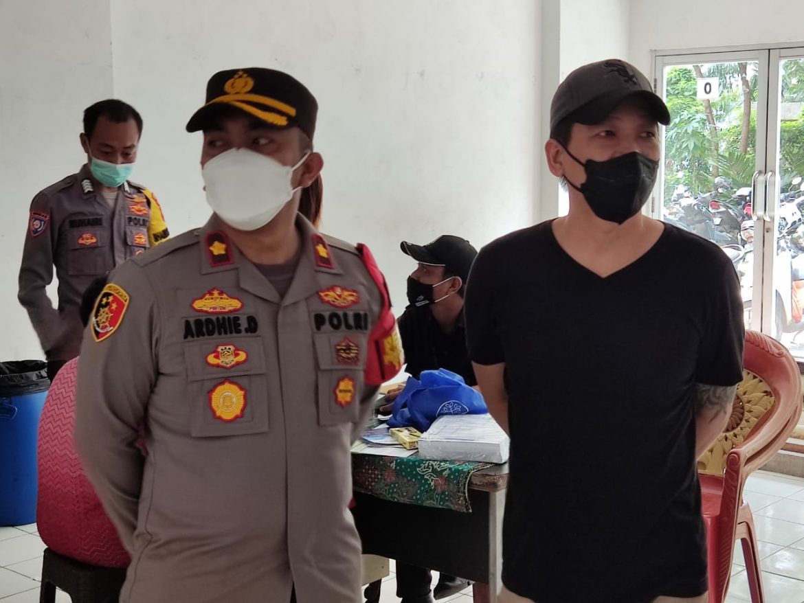 Kapolsek Cengkareng Polres Metro Jakarta Barat Kompol Ardhie Demastyo meninjau vaksinasi Covid-19