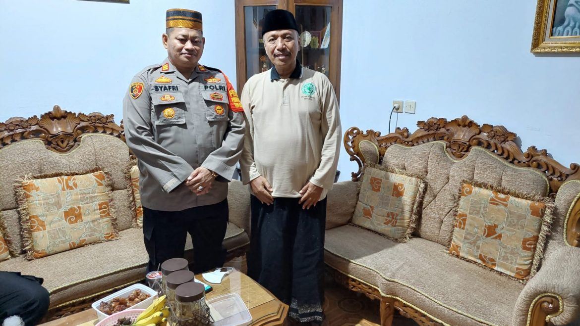 Kapolsek Kalideres Polres Metro Jakarta Barat Akp Syafri Wasdar mengunjungi sejumlah tokoh agama (toga) di wilayah Kali Deres Jakarta Barat