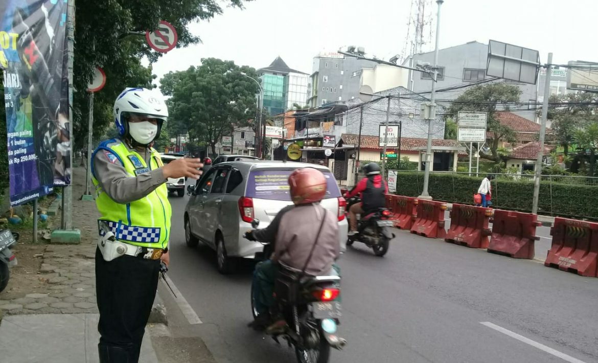 Antisipasi Kepadatan Lalu Lintas Di Pagi Hari Jajaran Lalu Lintas Dan Samapta Polsek Cibeunying Kaler Polrestabes Bandung Lakukan Pengaturan