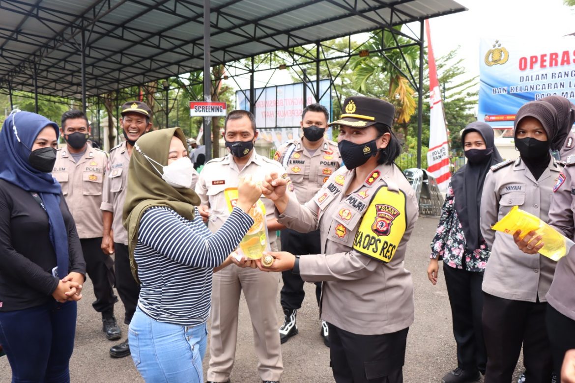 Peserta Vaksin di Polres Banjar Mendapat Minyak Goreng Gratis