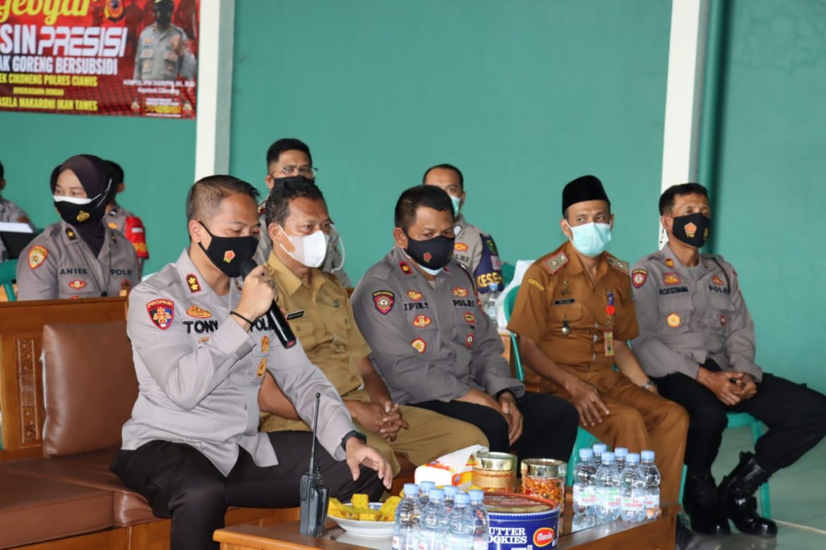 Tinjau Pelaksanaan Vaksinasi Diwilayah Cikoneng Kapolres Ingatkan Warga Kendati Sudah Divaksin Penerapan Prokes Tetap Dipatuhi