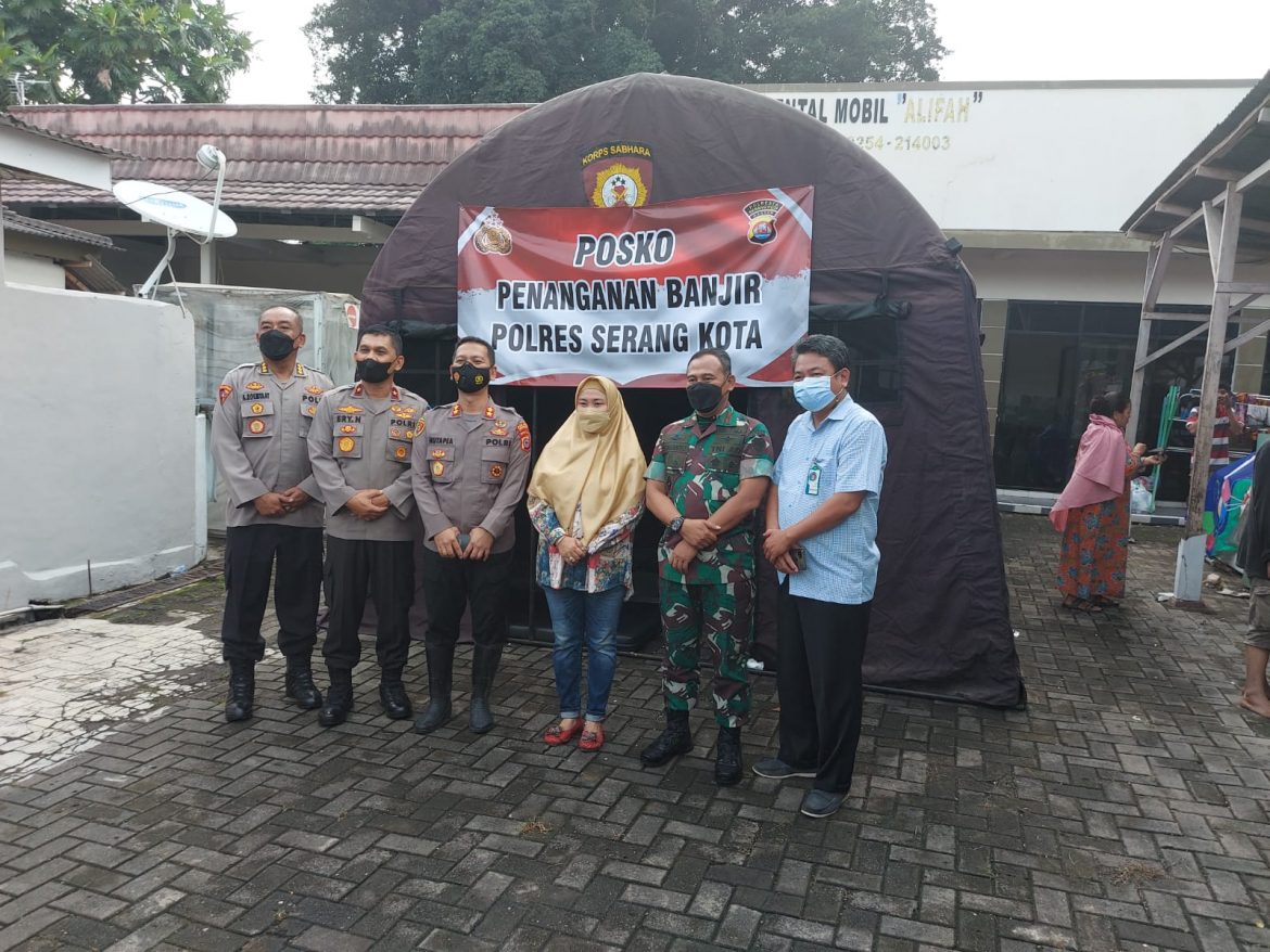 Beri Motivasi Personel, Wakapolda Banten Tinjau Dampak Banjir di Kota Serang