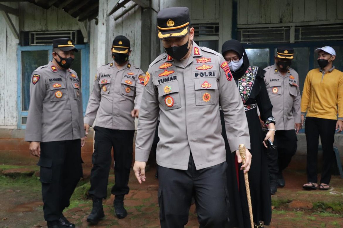 Kapolres Kendal Bersama Ketua Bhayangkari Cabang Kendal Serahkan Bantuan Kepada Penderita Retradasi Mental