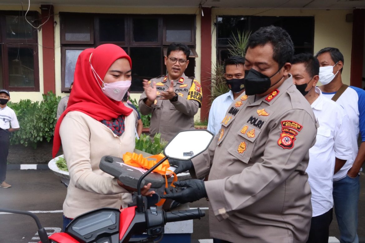 POLRES BOGOR KEMBALIKAN KENDARAAN HILANG MILIK KORBAN PENCURIAN