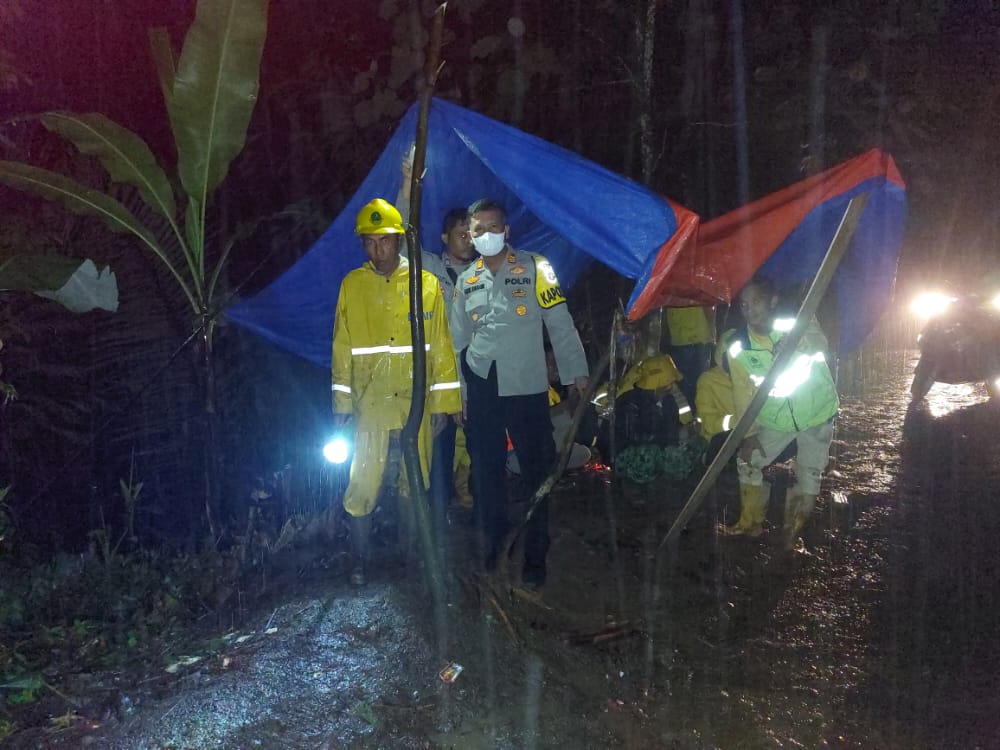 Ditengah Hujan Lebat Polisi Mengecek Lokasi Tanah Longsor