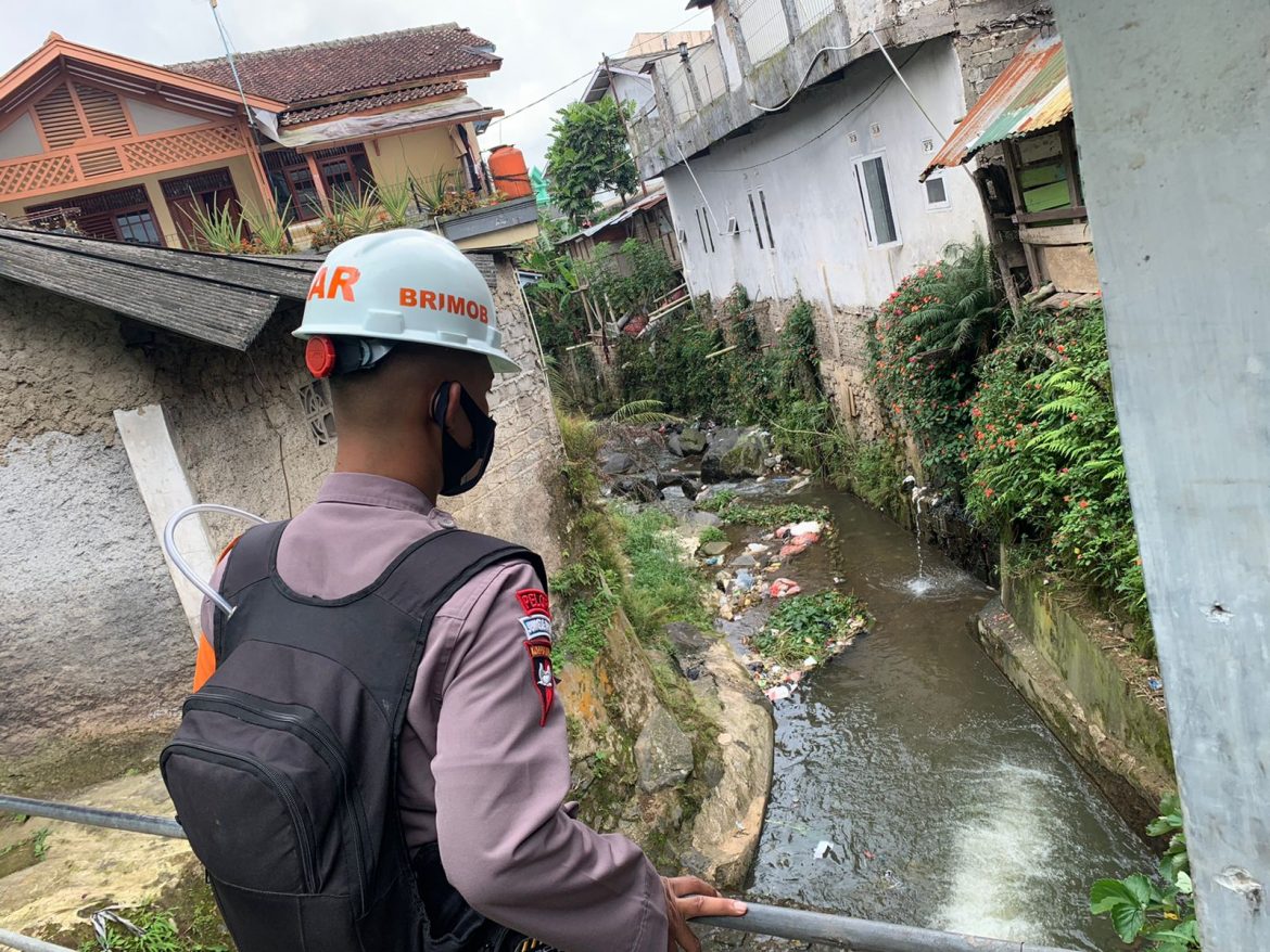 Antisipasi Banjir, Tim Sar Sat Brimob Polda Jabar Pantau Debit Air Sungai Di Wilayah Cipanas