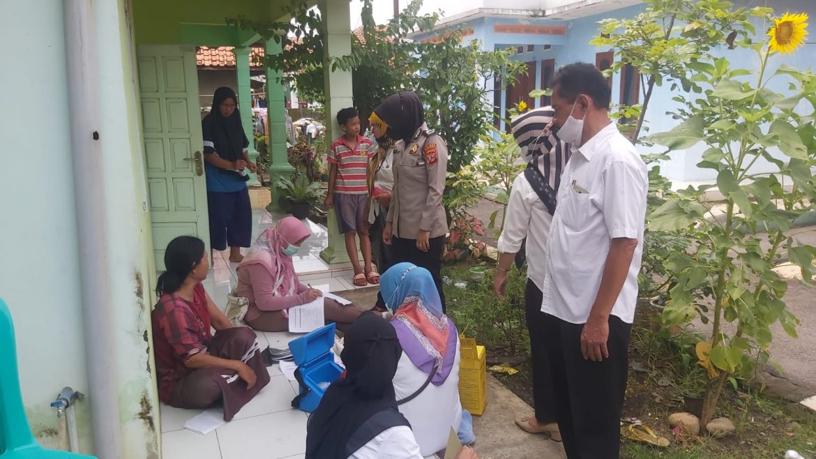 Percepat Vaksinasi, Bhabinkamtibmas Dampingi Nakes Vaksinasi Door To Door