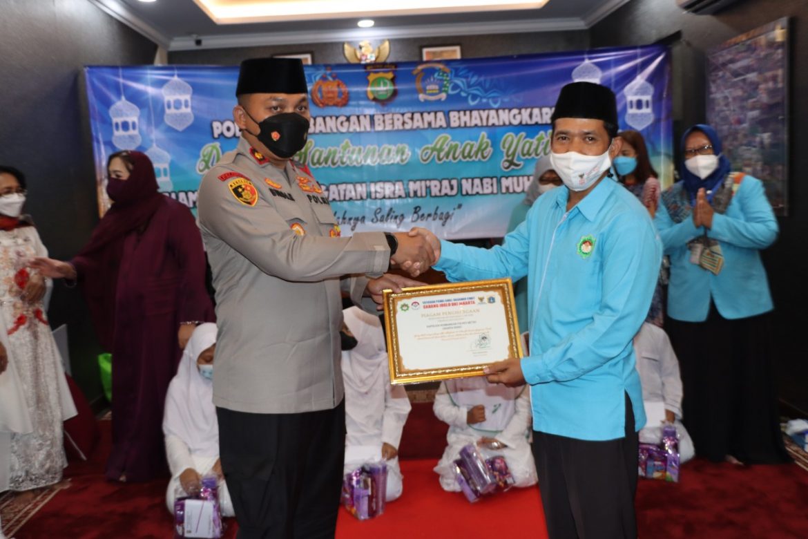 Polsek Kembangan Jakarta Barat Bersama Bhayangkari Ranting Kembangan Menggelar Kegiatan Santunan Dan Doa Bersama Anak Yatim Dalam rangka memperingati Isra Mi’raj Nabi Muhammad SAW 1443 H / 2022 M