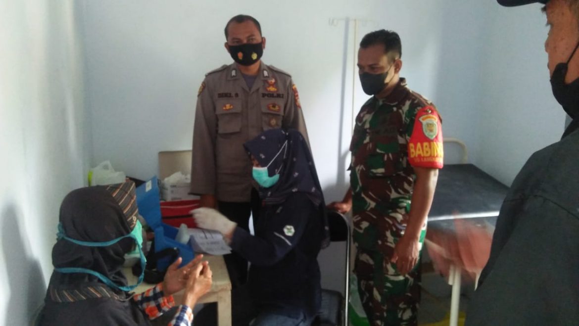 Akselerasi Vaksinasi di Desa Sukasari Polsek Banjarsari Polres CIamis Lakukan  Monitoring dan Pengamanan Berjalan Aman