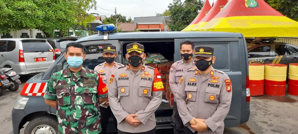 Polsek kembangan Bersama 3 Pilar kembangan Jakarta Barat Memberikan Bantuan Sembako kepada Warga Slum Area Yang Terdampak Wabah Covid-19
