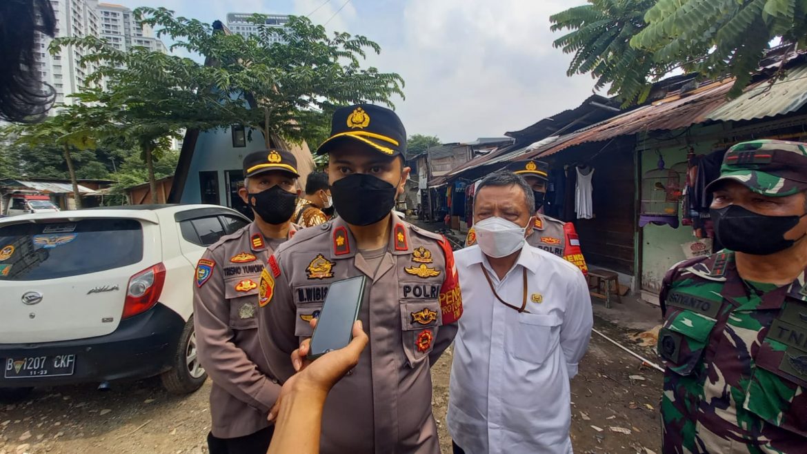 Unsur Tiga Pilar Kecamatan Grogol Petamburan Jakarta Barat Membagikan Sembako Ke Warga Yang Berada Di Slum Area Tanjung Duren Jakarta Barat