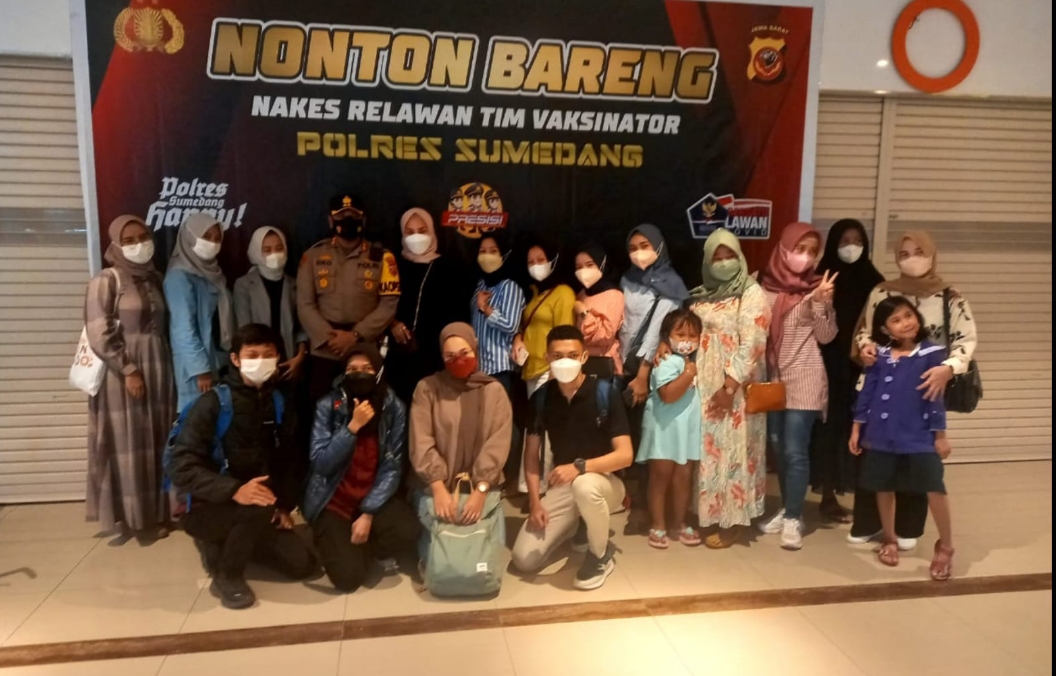 Polisi Nonton Bareng Bersama Para Tenaga Kesehatan Tim Vaksinator Covid-19 Di Mall Asia Plaza
