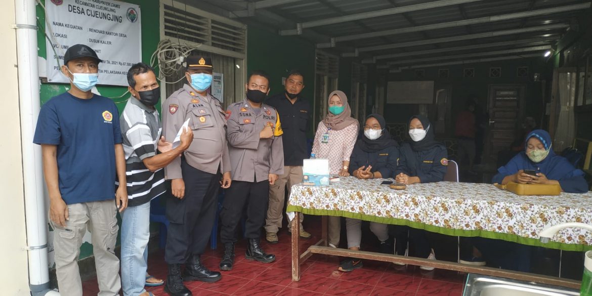 Polsek Cijengjing Polres Ciamis Monitoring  Kegiatan Vaksinasi untuk Para Penerima Bantuan di Dua Desa