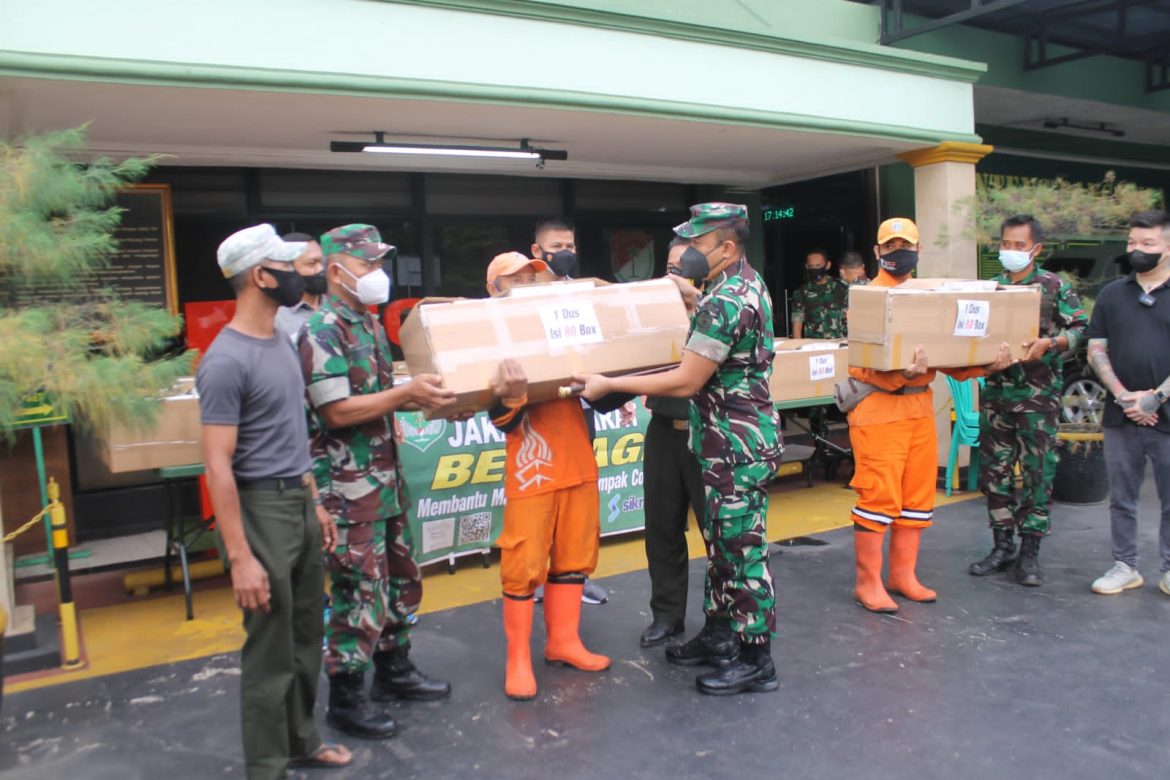 Kodim 0503/JB Distribusikan Nasi Siap Saji 1250 Box