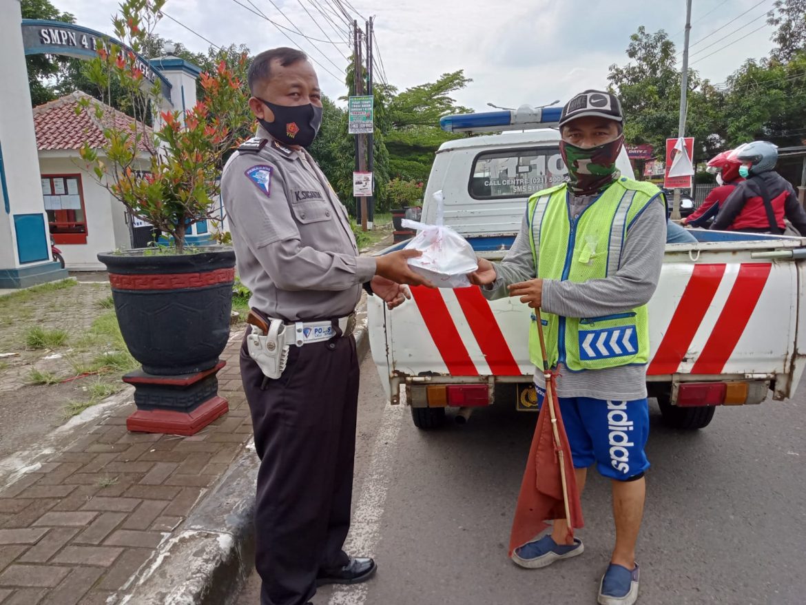 Operasi Keselamatan Lodaya 2022, Polisi Bagikan Nasi Kotak Dan Masker