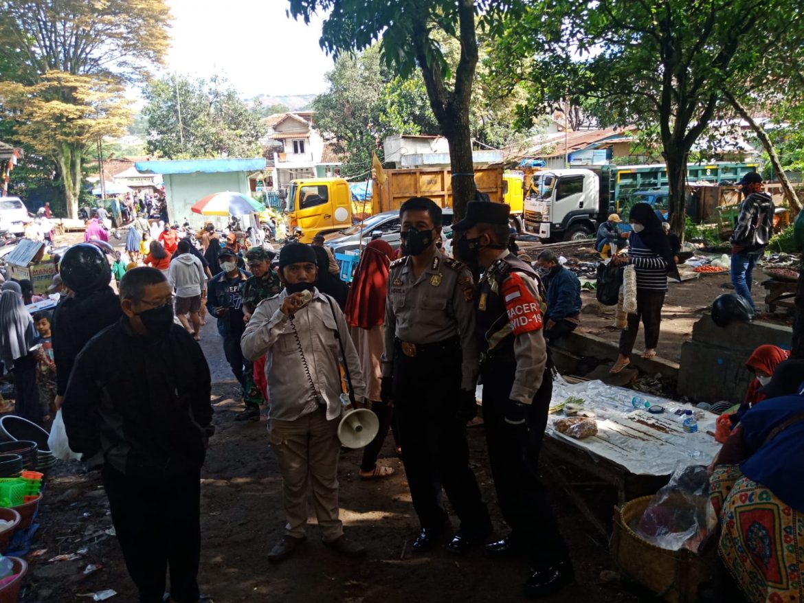 Polisi Ajak Pengunjung Dan Pedagang Pasar Tumpah Di Pasir Impun Untuk Divaksin