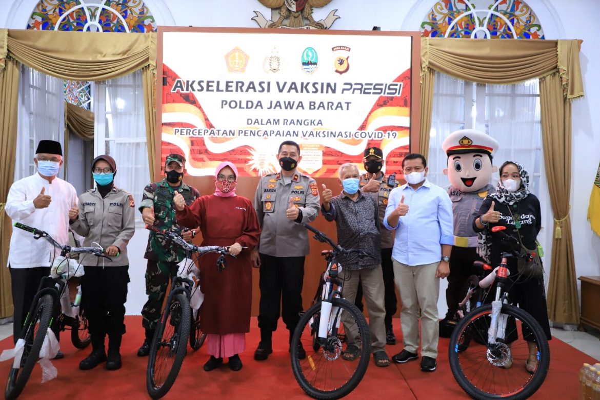 Waka Polda Jabar Cek Pelaksanaan Vaksinasi Di Gedung Negara Dan Vaksinasi Di Pondok Pesantren Internasional Assyiffa Sumedang