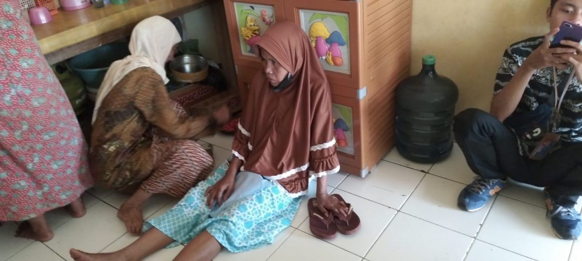 Lambatnya Antrean BPNT yang Dilakukan Oleh Kantor Pos, Lansia di Desa Sukamaju Jatuh Pingsan