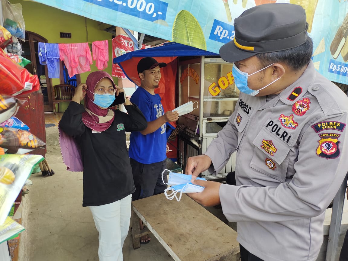 Polsek Kemang Bersama Muspika Kec. Kemang bagikan Masker