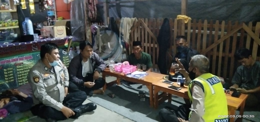 Anggota Polsek Kresek Polresta Tangerang Ngopi Bareng Bersama Warga Mendengarkan Keluhan Warga di Kampung Karang Jetak