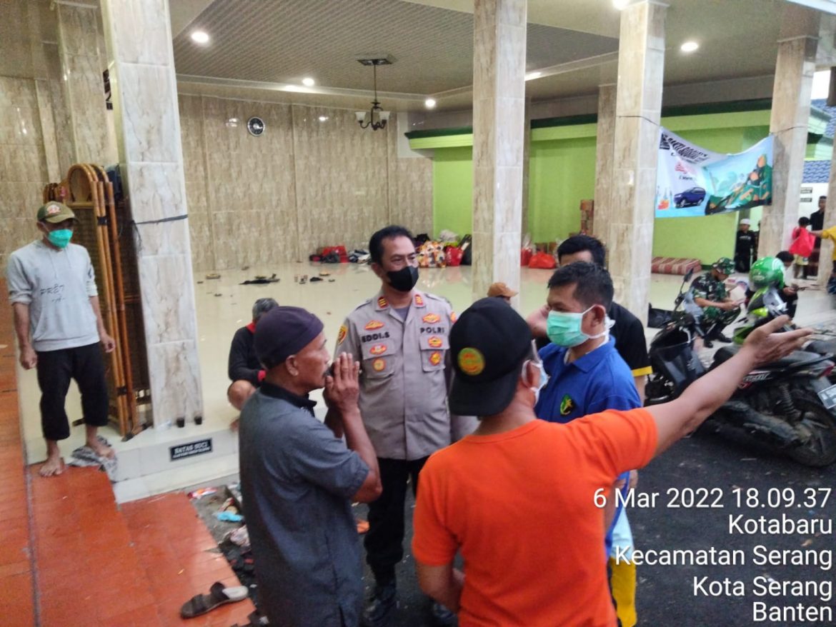 Kapolsek Serang Polres Serkot, Salurkan Bantuan kepada Korban Hanyut di Sungai Cibanten