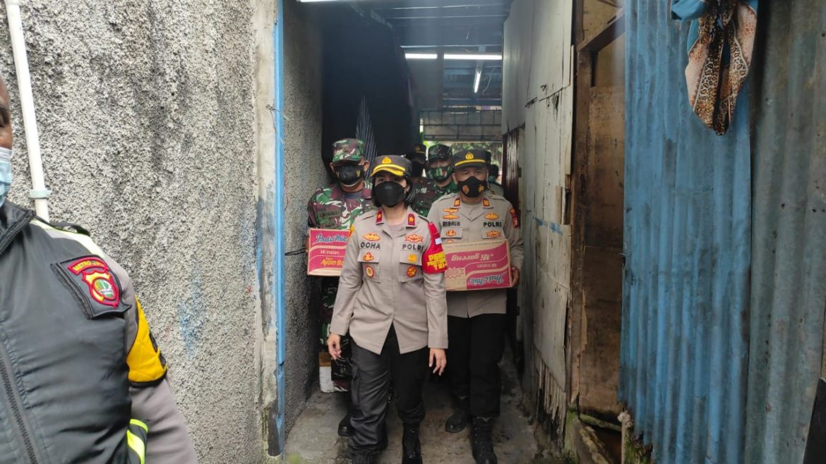 Polsek Tambora Jakarta Barat Bersama Tiga Pilar Membagikan Paket Sembako Kepada Warga Masyarakat Di Slum Area Yang Terdampak Wabah Covid-19